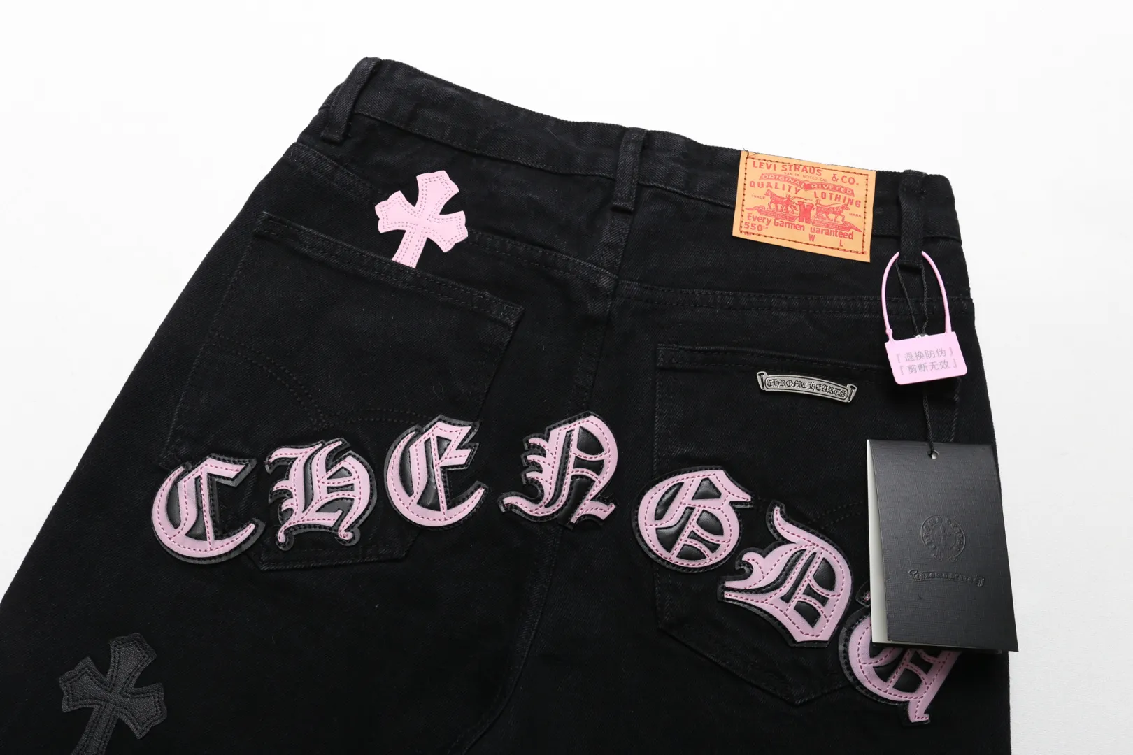 P260 [Next day] Chrome Hearts | CH city limited series Sanskrit cross patch leather jeans - black and pink color - "Hong Kong" limited edition jeans. The finished products need to be washed and then disassembled and hand-ordered. The sheepskin cross leather is then spliced ​​to complete. The whole piece requires too much craftsmanship to explain. The texture can be seen in your hand, and it looks good. The upper body effect is particularly stiff and stylish, super stylish. Same style for men and women - Color: black with blue, black with black, black with pink. Size: 28 30 32 34. Corresponding sizes s-xl. Available in stock in seconds. Detailed sizes can be found in picture 9.